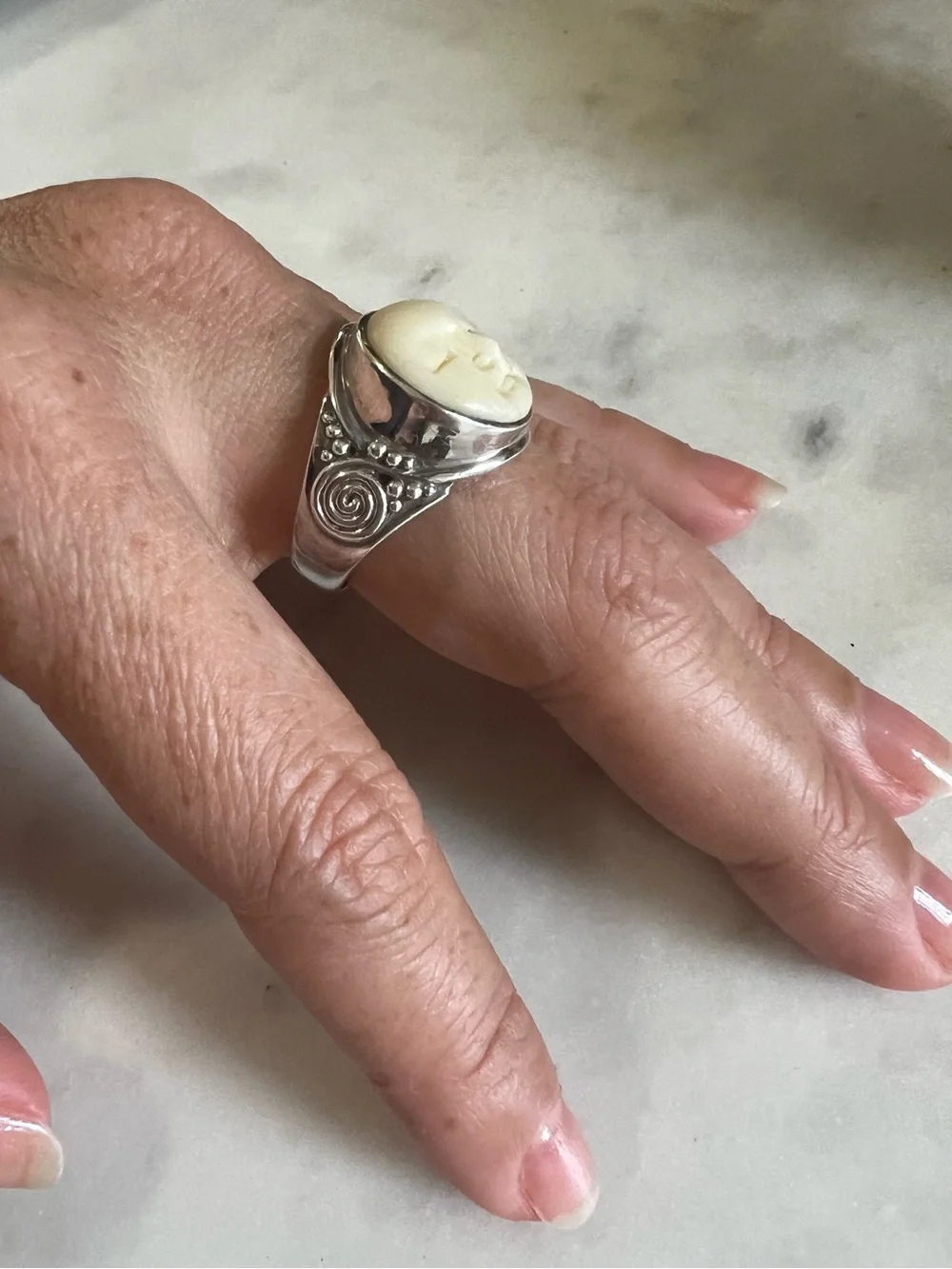 Vintage 925 Sterling Silver 9g Moon Face Carved Bone Balinese Statement Ring Sz9